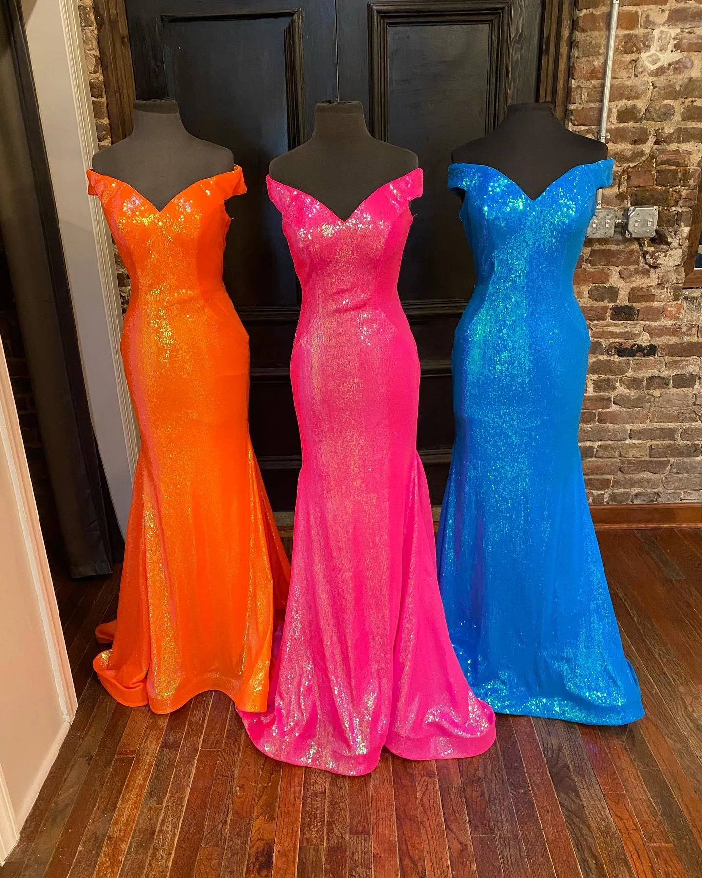 Vestidos de fiesta elegantes de sirena con lentejuelas y hombros descubiertos de satén con corsé y espalda abierta