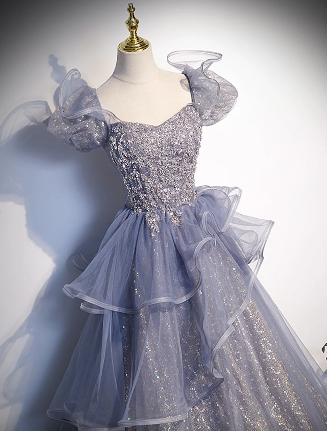 Vestido de quinceañera estilo princesa, largo hasta el suelo, manga corta, escote cuadrado, tul con cristales y volantes.