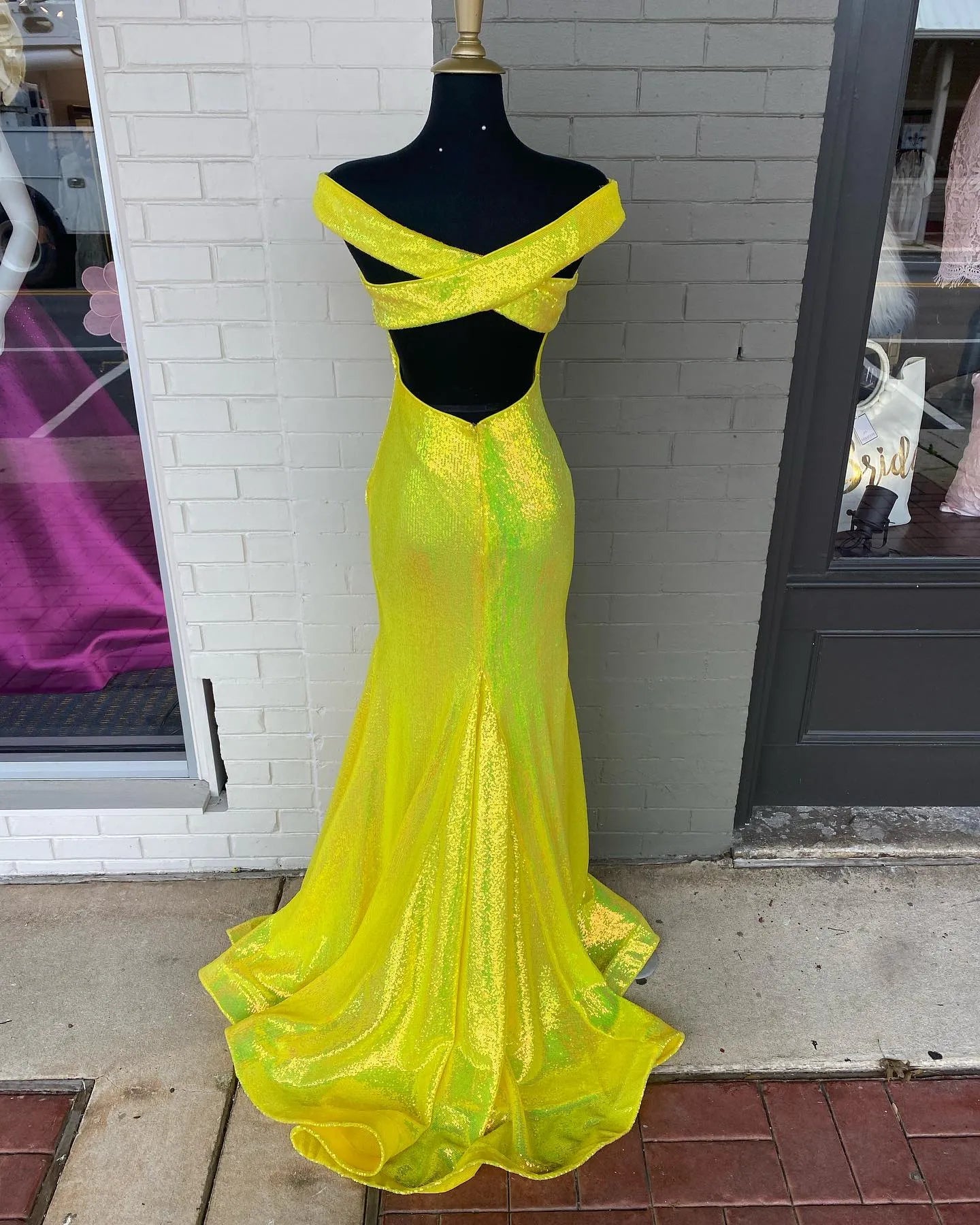 Vestidos de fiesta elegantes de sirena con lentejuelas y hombros descubiertos de satén con corsé y espalda abierta