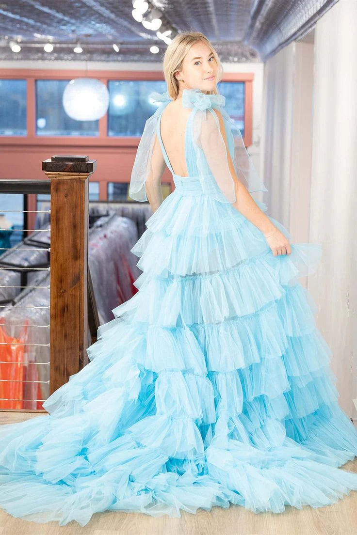 Vestido de fiesta con escote en V, abertura hasta el suelo y volantes