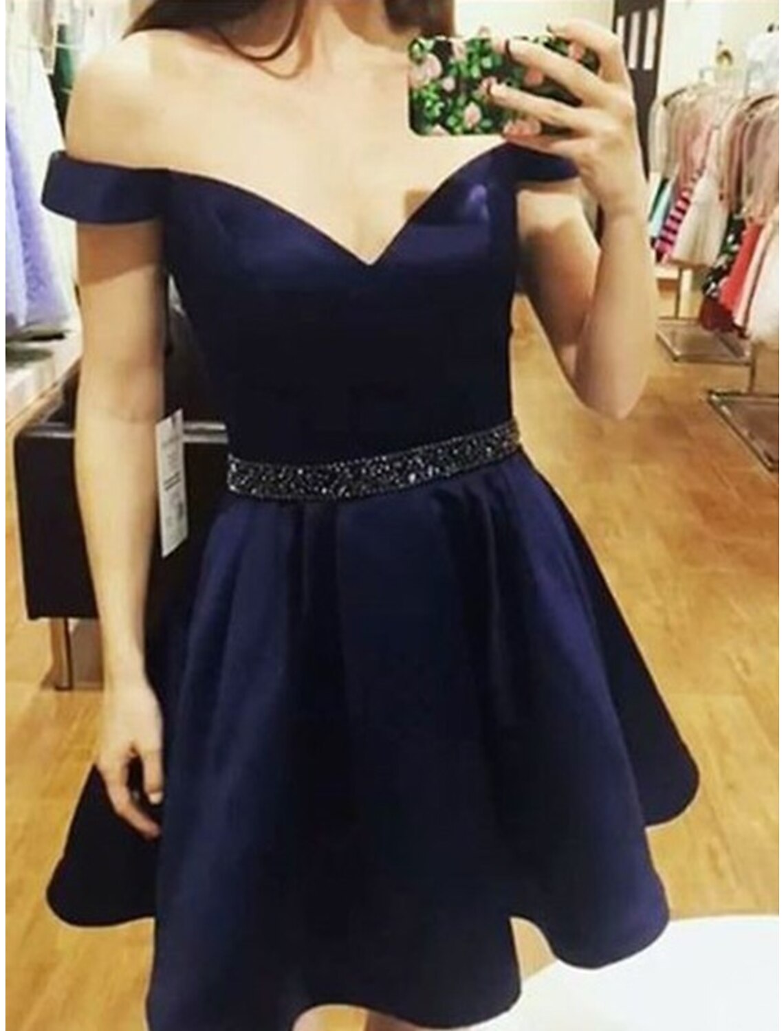 Vestido de fiesta de princesa, corte A, corto/mini, sin mangas, hombros descubiertos, satén, con pliegues y cuentas.