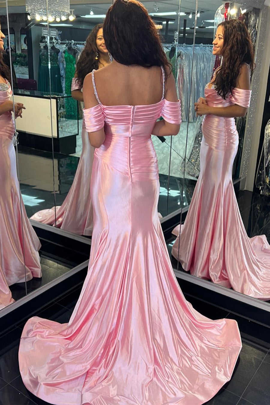 Elegante vestido de fiesta largo estilo sirena con tirantes finos fruncidos y cuentas