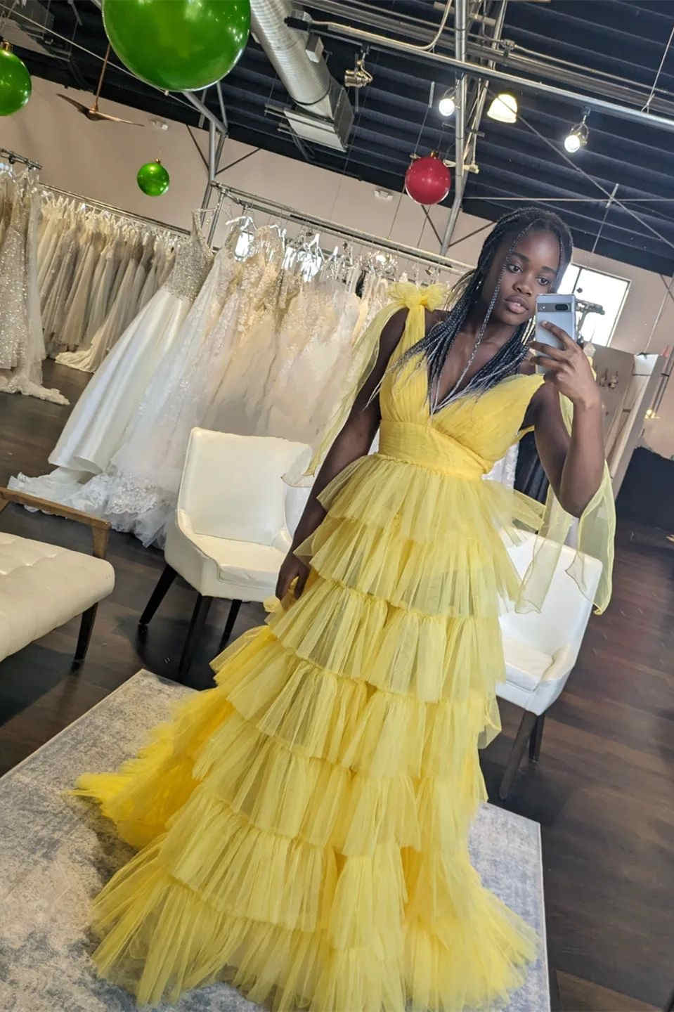 Vestido de fiesta con escote en V, abertura hasta el suelo y volantes