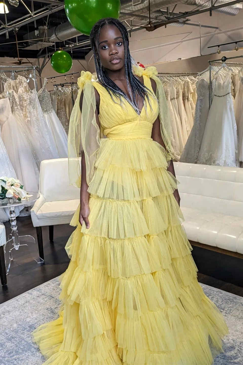 Vestido de fiesta con escote en V, abertura hasta el suelo y volantes