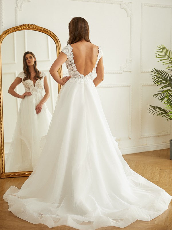 Suknie ślubne z koronki organzy w kształcie litery A/księżniczki, dekoltem w serek, krótkimi rękawami i trenem dworskim