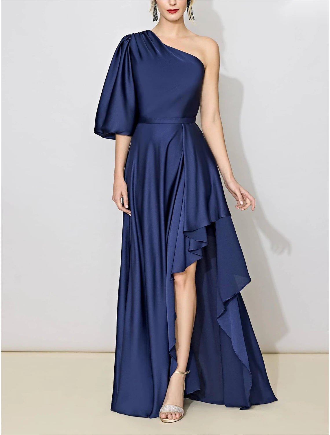 Vestido de dama de honor de corte A, un hombro, media manga, elegante, largo hasta el suelo, satén con fruncido
