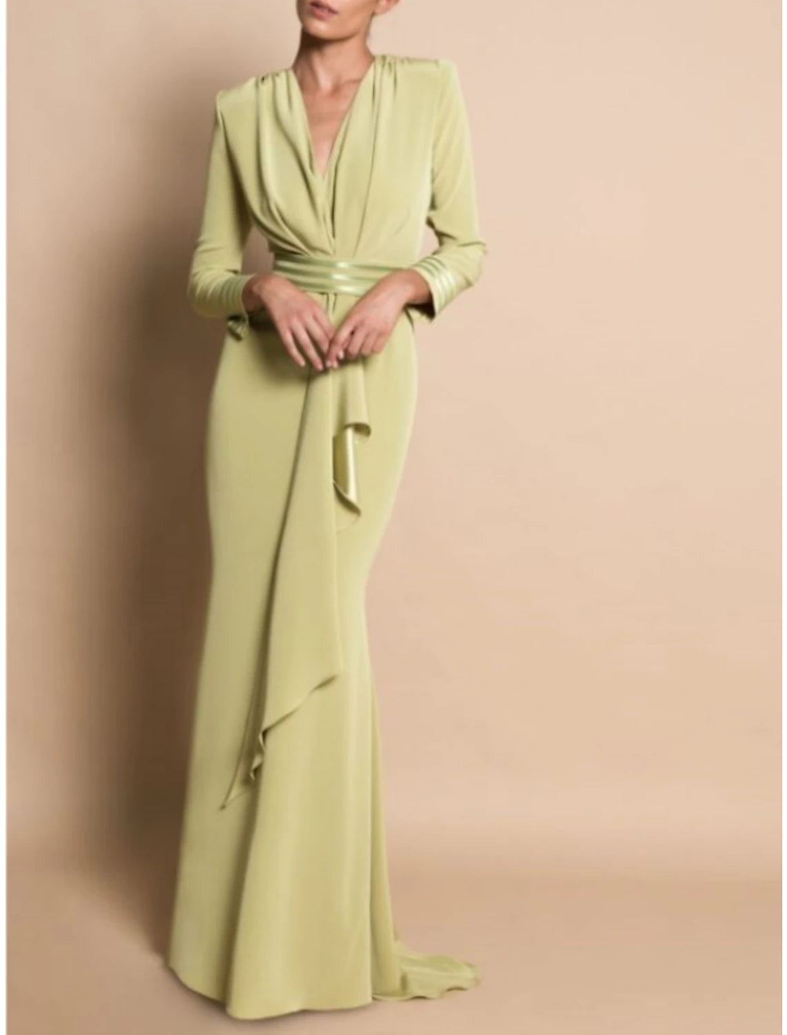 Vestido de madre de la novia con corte tubo/columna, elegante, para invitada de boda, formal, fiesta, escote en V, cola larga, gasa elástica con fruncido drapeado.