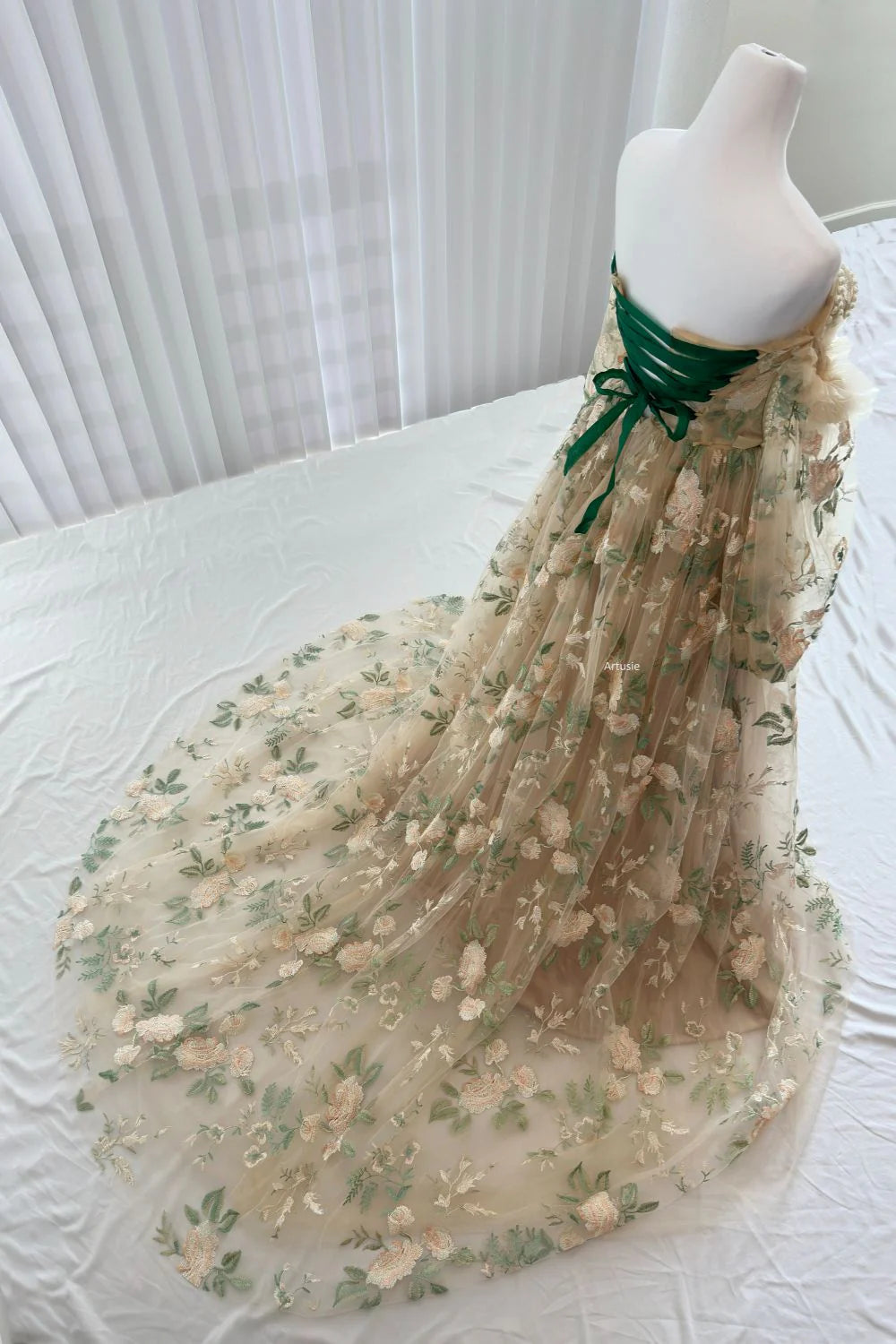 Vestidos de fiesta de tul con mangas largas y corte A con apliques y perlas