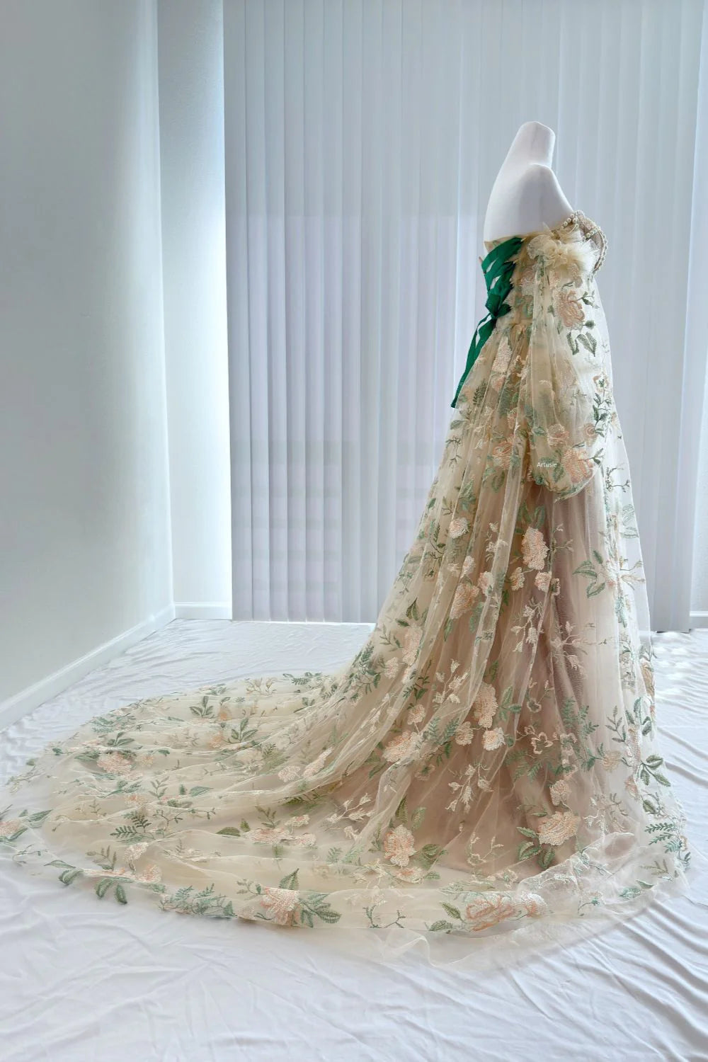 Vestidos de fiesta de tul con mangas largas y corte A con apliques y perlas