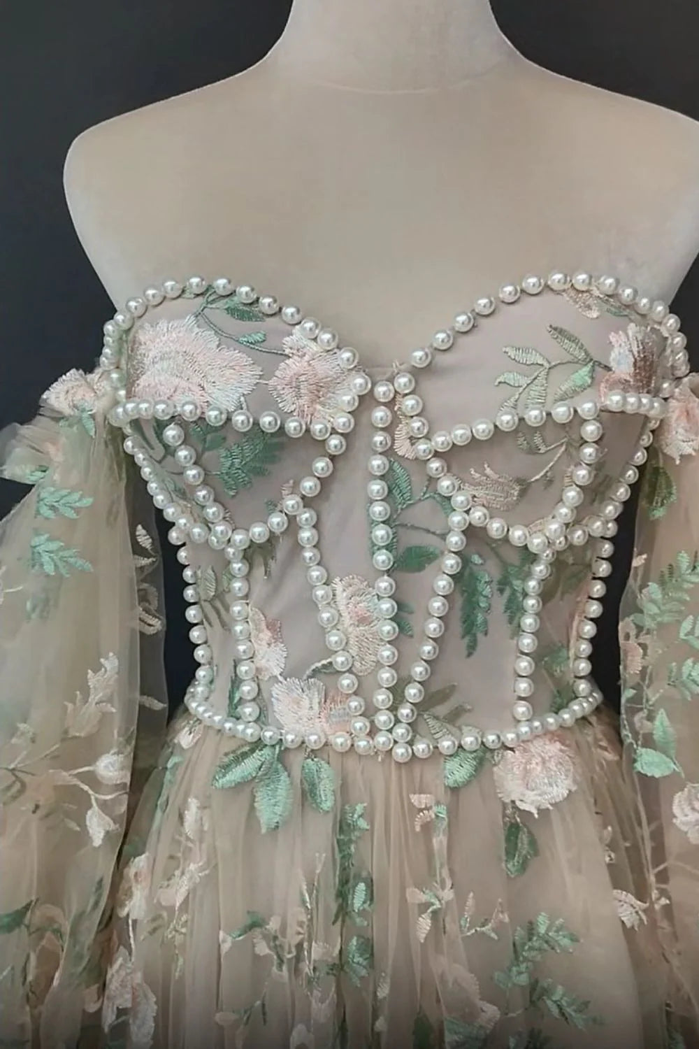 Vestidos de fiesta de tul con mangas largas y corte A con apliques y perlas