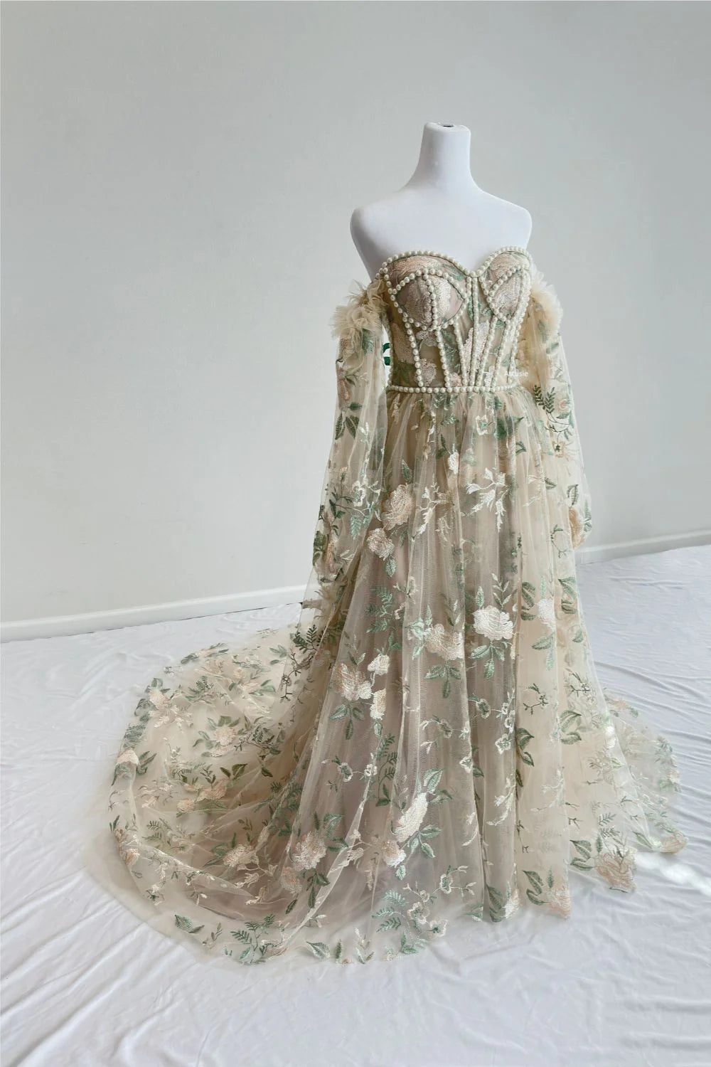 Vestidos de fiesta de tul con mangas largas y corte A con apliques y perlas