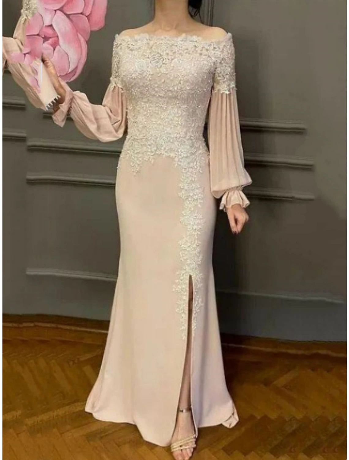 Vestido de madre de la novia con corte tubo/columna, elegante, para invitadas de boda, fiesta, hombros descubiertos, largo hasta el suelo, de gasa, con encaje, manga larga y abertura frontal