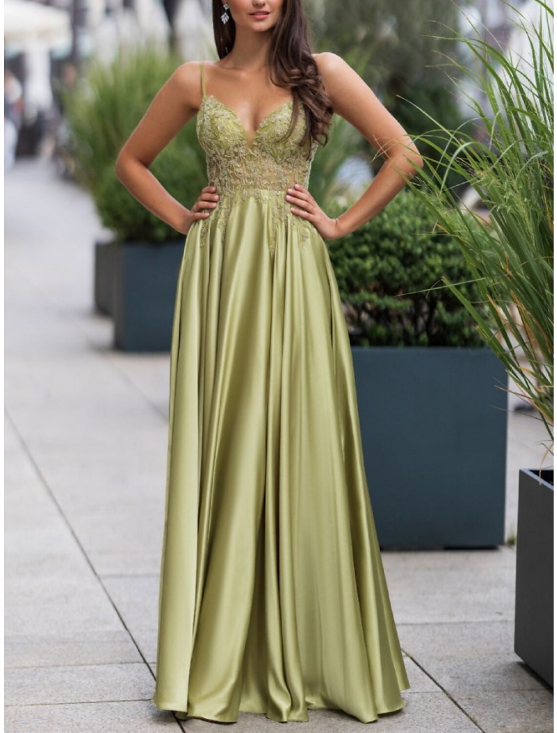 Vestido de dama de honor de corte A, tirantes finos, sin mangas, elegante, largo hasta el suelo, satén elástico con encaje/fruncido