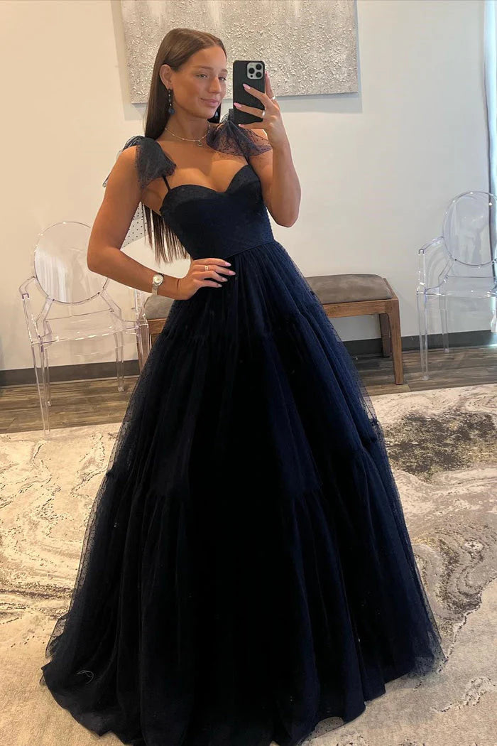 Vestido de fiesta de tul con espalda abierta y tirantes finos en forma de A