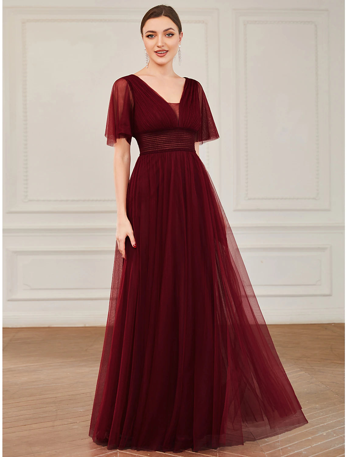 Vestido de dama de honor de corte A, escote en V, manga corta, talla grande, largo hasta el suelo, tul con volantes, drapeado y capas.