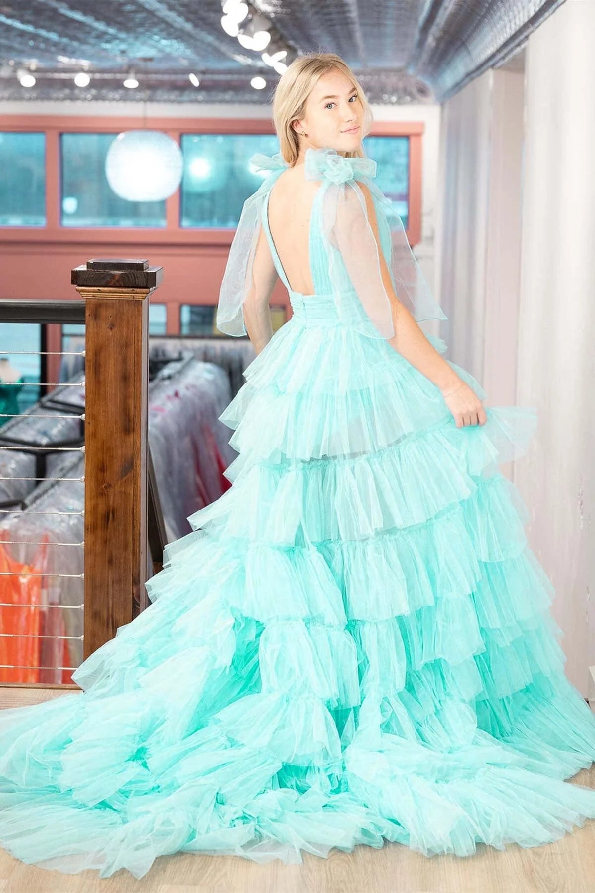 Vestido de fiesta con escote en V, abertura hasta el suelo y volantes