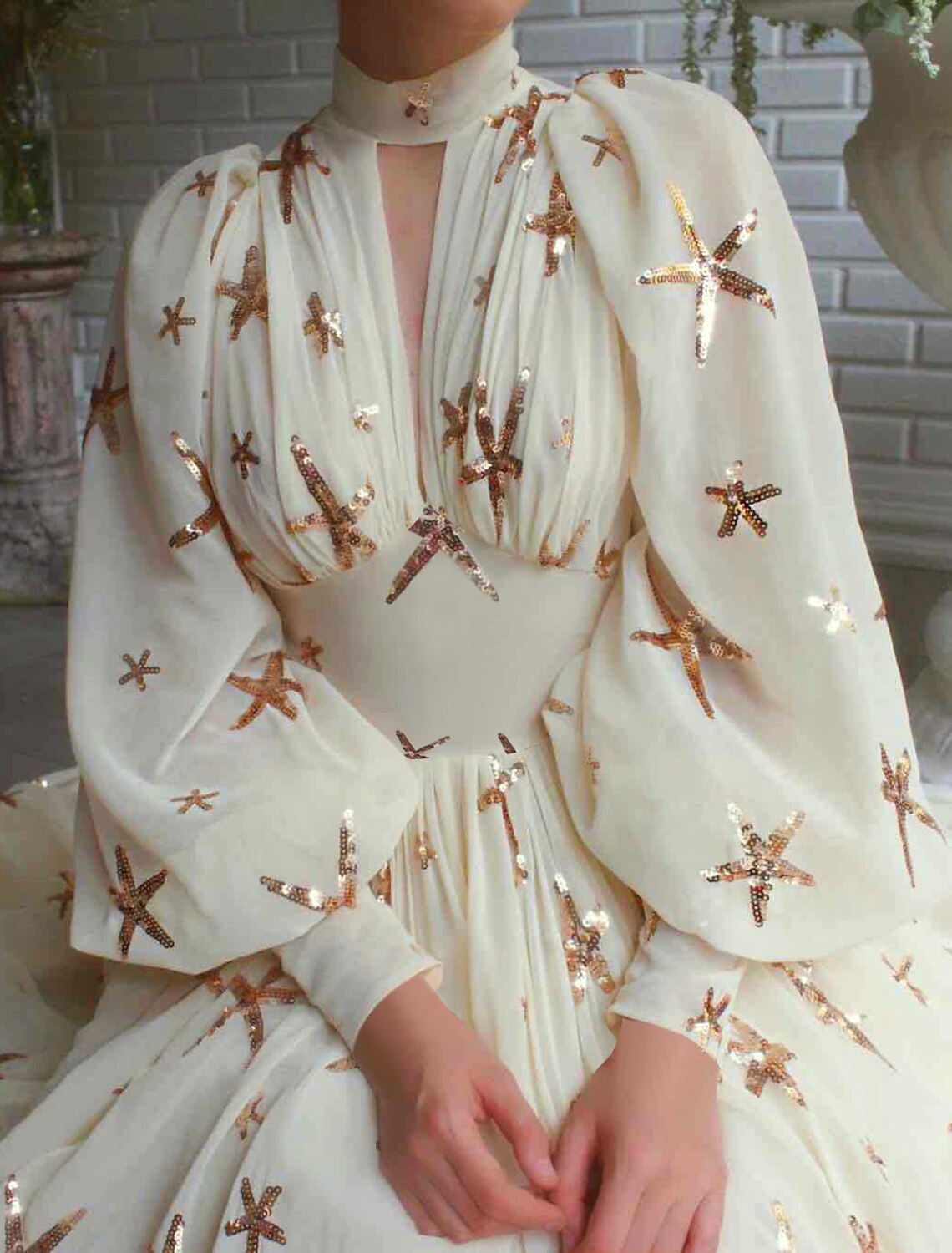 Vestido de fiesta de graduación de corte A, talla grande, para invitados de boda, de compromiso, con cola larga y cuello alto, de gasa con pliegues y abertura con lentejuelas.