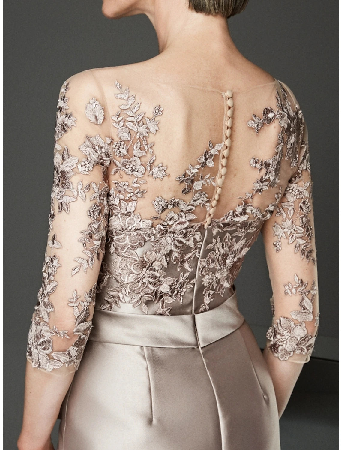 Vestido de Madre de la Novia con Corte en Columna y Escote Barco Transparente, Elegante, de Talla Grande, para Invitadas de Boda en Otoño, de Tul Satén hasta la Rodilla, Media Manga con Volantes y Cuentas
