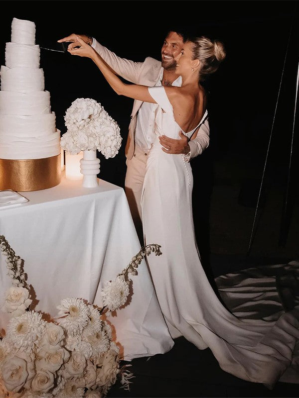 Vestidos de novia de corte tubo/columna, de crepé elástico, fruncido, hombros descubiertos, sin mangas y con cola capilla