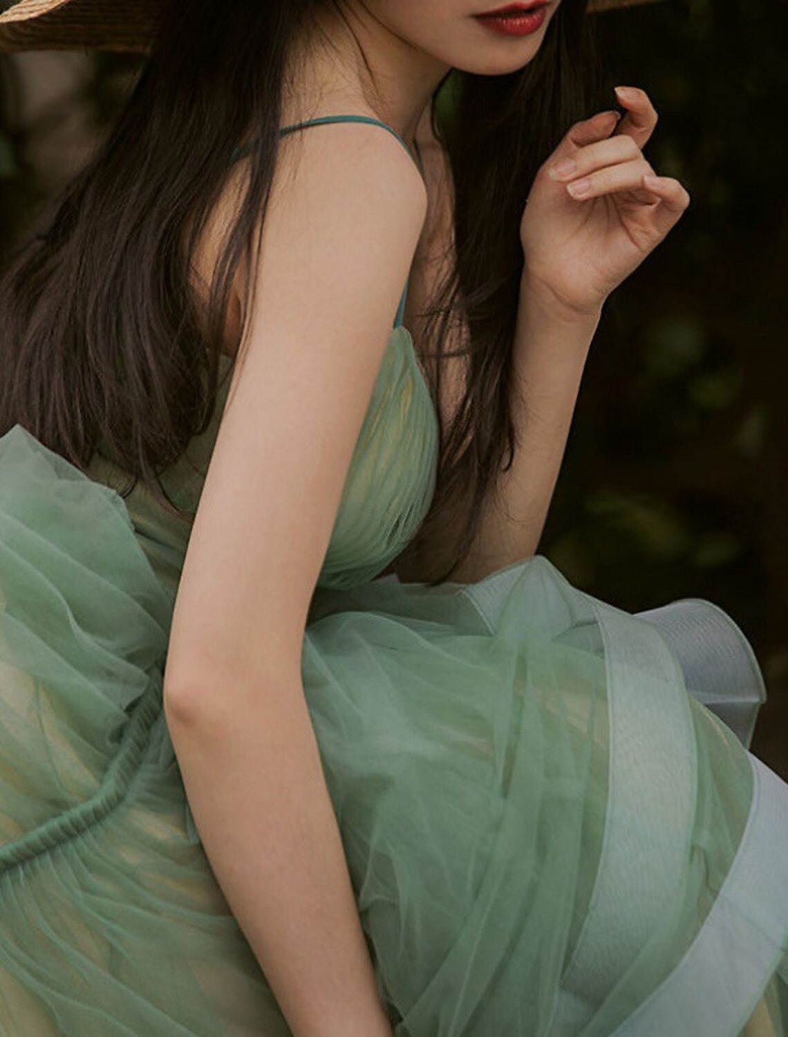 Vestido de dama de honor de corte A con escote en V, plisado y escalonado, largo hasta el tobillo, sin mangas, con tirantes finos, de tul y fruncido.