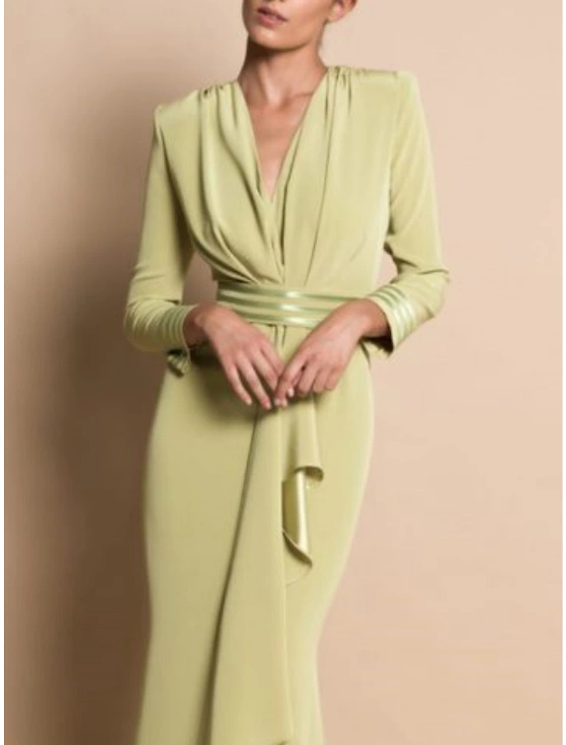 Vestido de madre de la novia con corte tubo/columna, elegante, para invitada de boda, formal, fiesta, escote en V, cola larga, gasa elástica con fruncido drapeado.