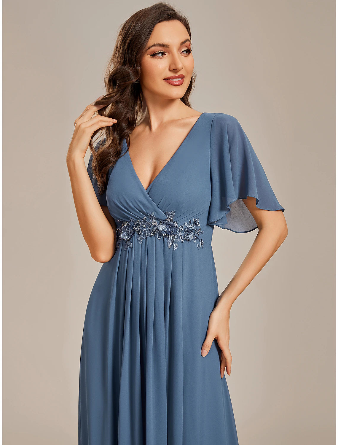 Vestido elegante de novia de corte A, para invitada, formal, de boda, con cola larga y mangas cortas, escote en V, de gasa con apliques fruncidos.