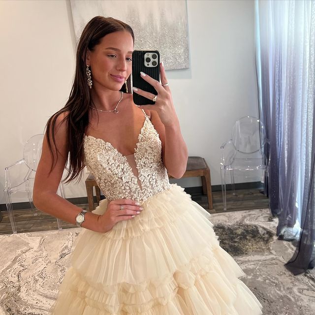 Vestido de fiesta de tul con tirantes finos y apliques en capas