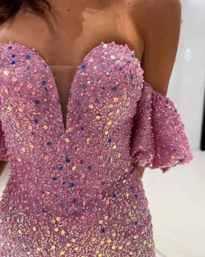 Hermosos vestidos largos y elegantes de fiesta de graduación con escote en forma de corazón, lentejuelas y perlas con abertura