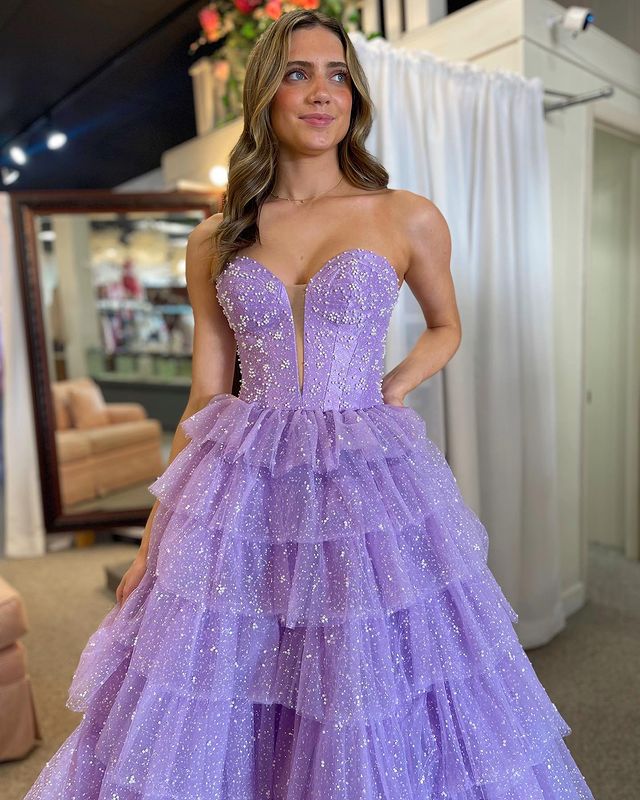 Vestido de fiesta con escote en forma de corazón de tul y volantes escalonados