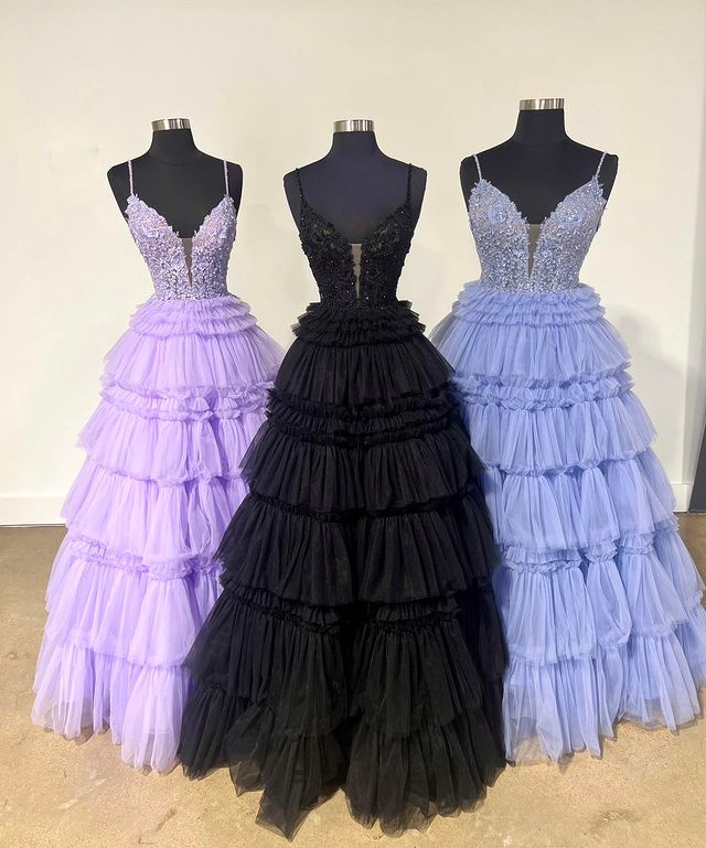 Vestido de fiesta de tul con tirantes finos y apliques en capas