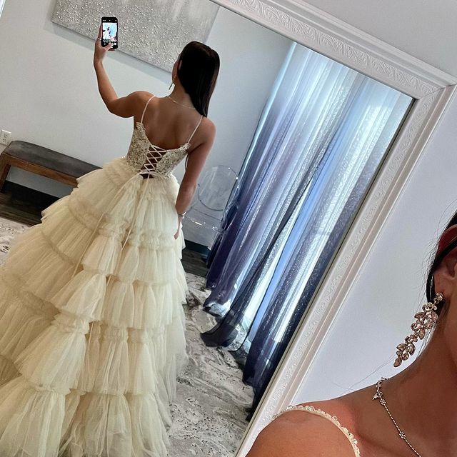 Vestido de fiesta de tul con tirantes finos y apliques en capas