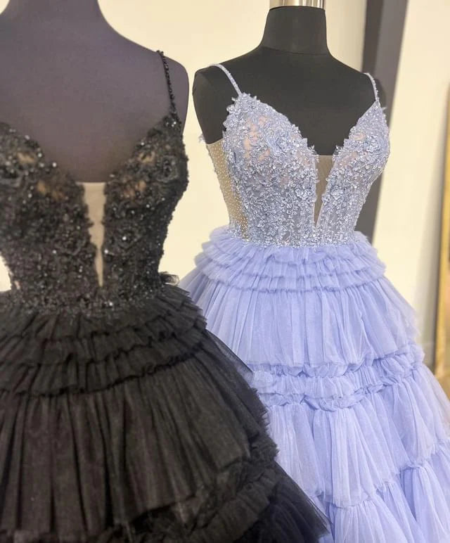 Vestido de fiesta de tul con tirantes finos y apliques en capas