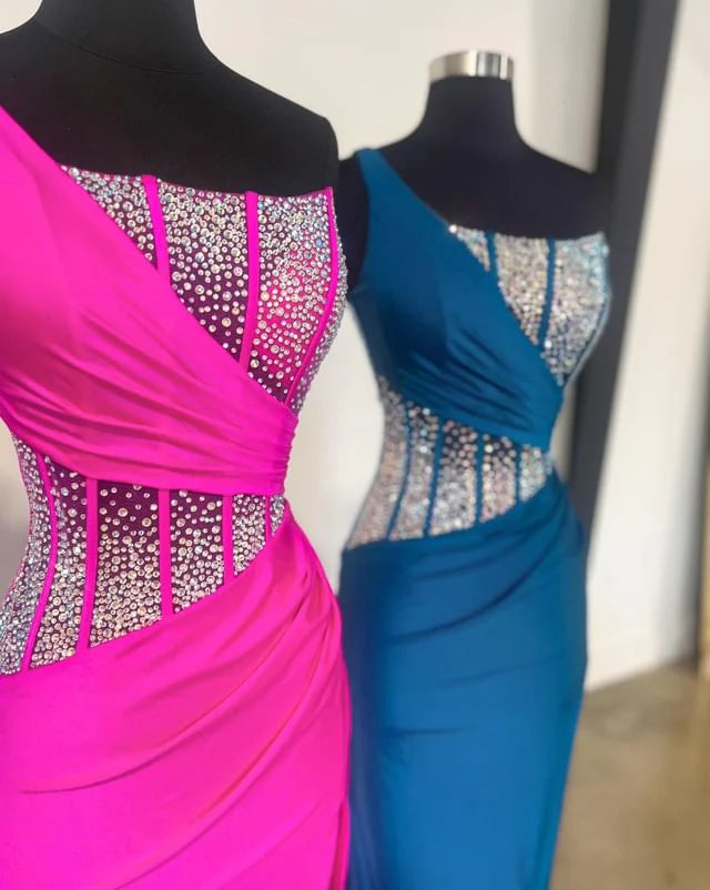 Vestido de fiesta de sirena con un solo hombro y pedrería