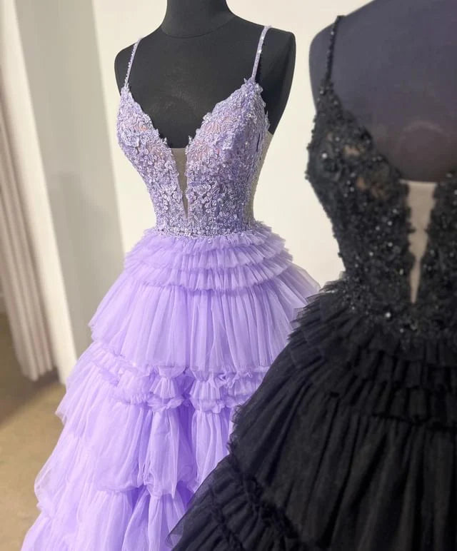 Vestido de fiesta de tul con tirantes finos y apliques en capas