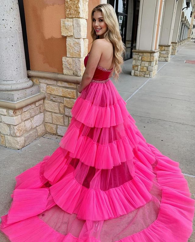 Hermoso vestido de fiesta de terciopelo sin tirantes, con cola de corte y corte columna, con cuentas