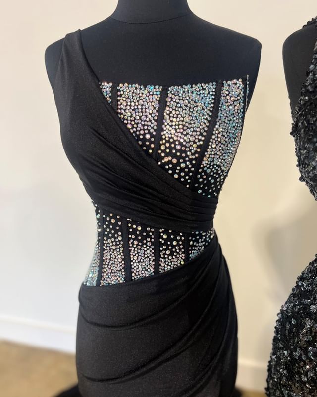 Vestido de fiesta de sirena con un solo hombro y pedrería