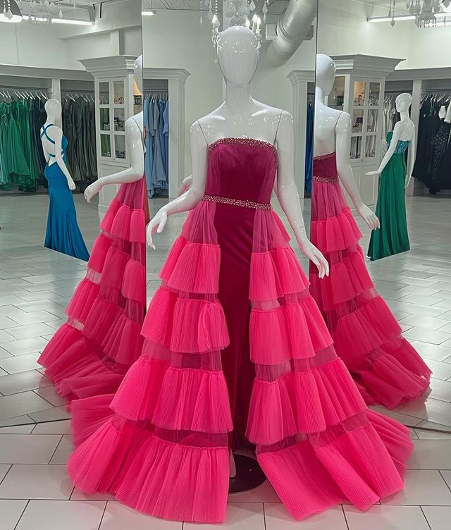 Hermoso vestido de fiesta de terciopelo sin tirantes, con cola de corte y corte columna, con cuentas