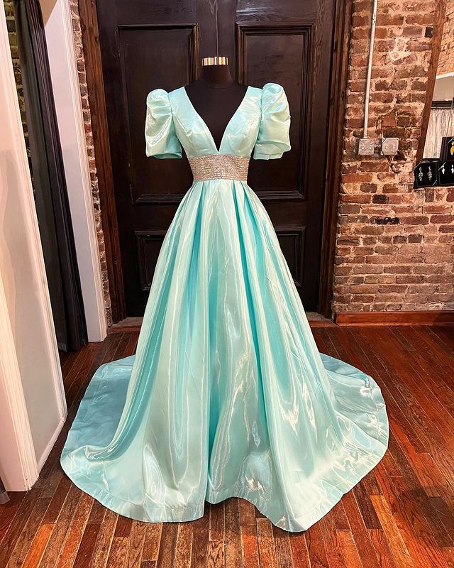 Vestido de fiesta largo con escote en V, corte A, cuentas y mangas abullonadas