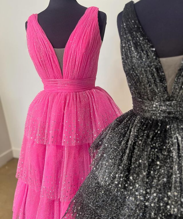 Vestidos de fiesta de tul con escote en V y capas con abertura