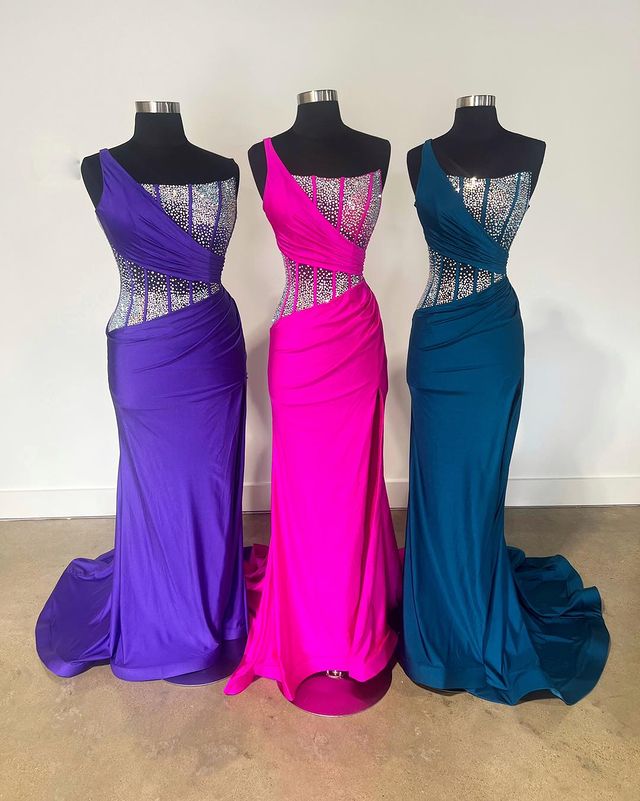 Vestido de fiesta de sirena con un solo hombro y pedrería