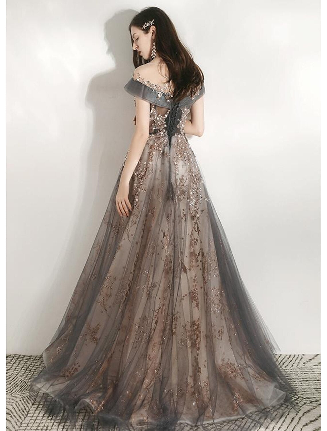 Vestido de dama de honor de corte A, escote joya, manga corta, hermosa espalda, largo hasta el suelo, tul con cristales/banda