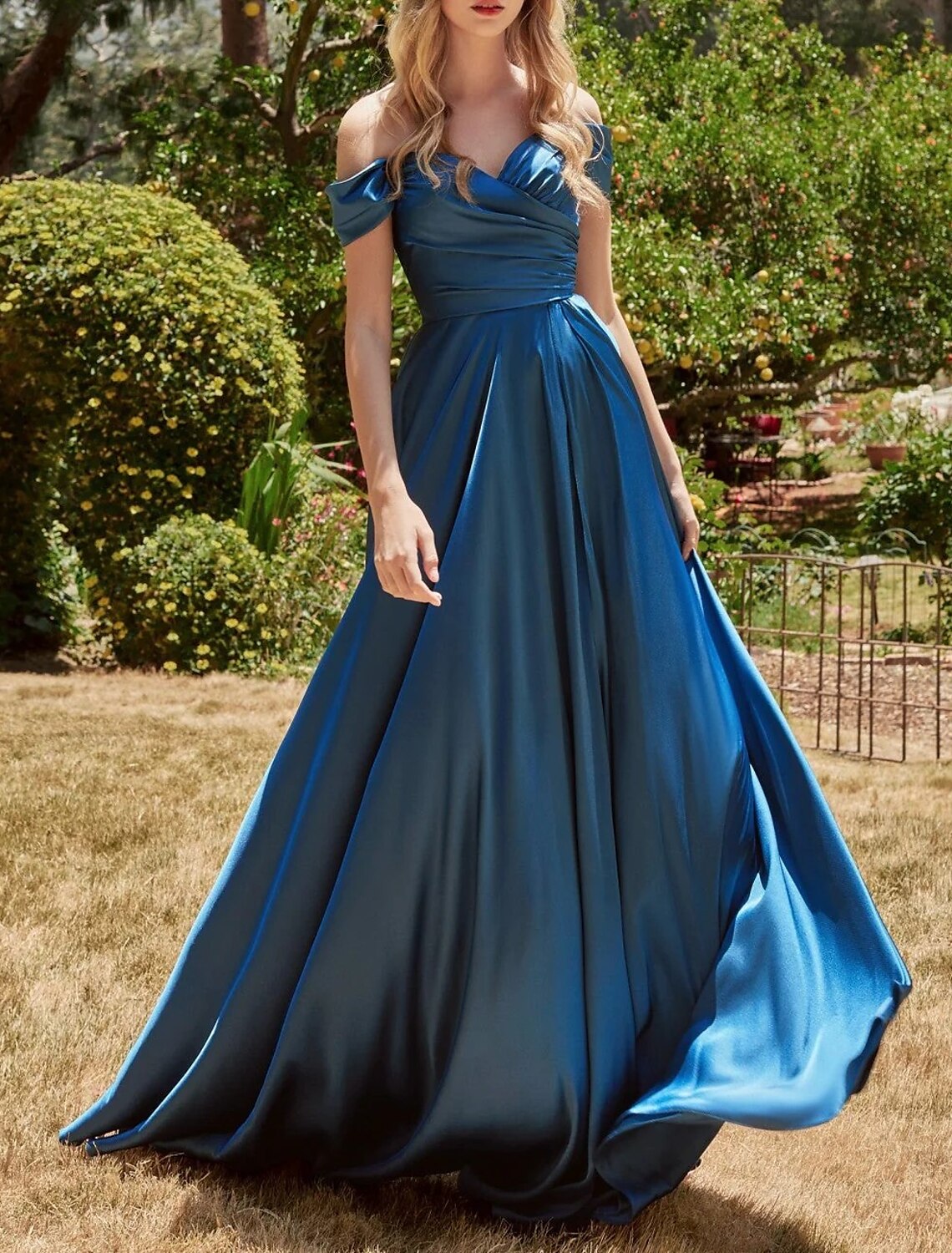 Vestido de dama de honor de corte A, sin mangas, con hombros descubiertos, rosa, largo hasta el suelo, de gasa con abertura frontal y fruncido