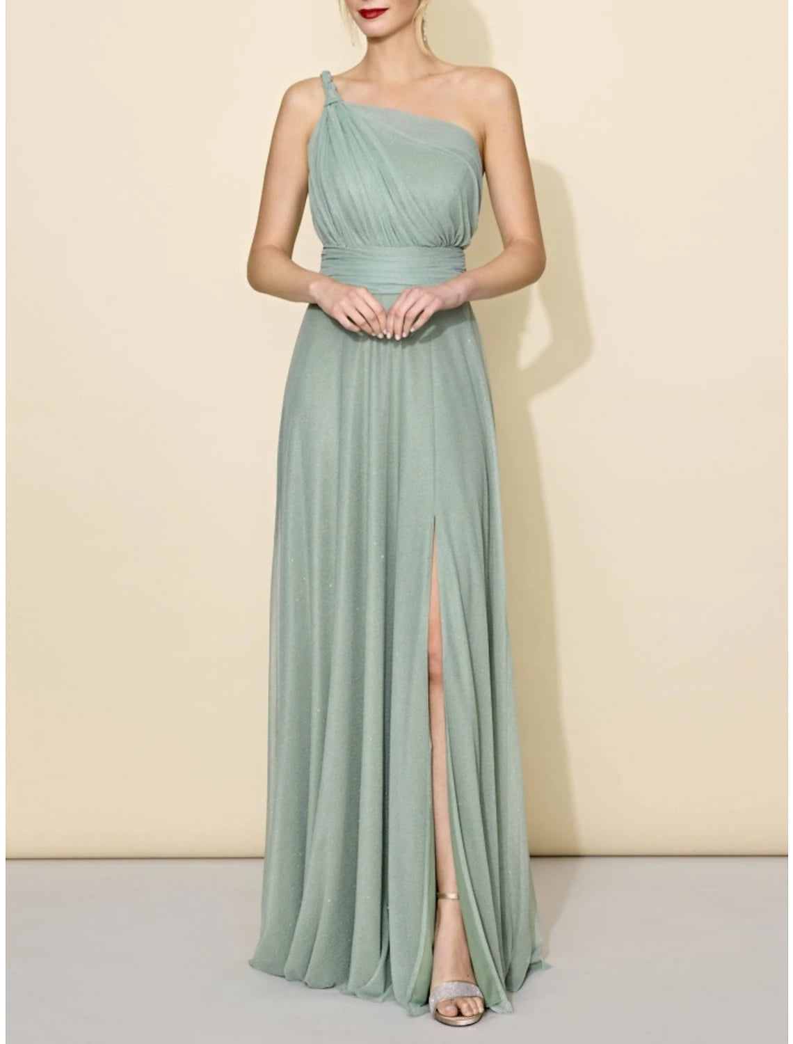 Vestido de dama de honor de corte A, un hombro, sin mangas, elegante, largo hasta el suelo, de tul con abertura frontal y fruncido.