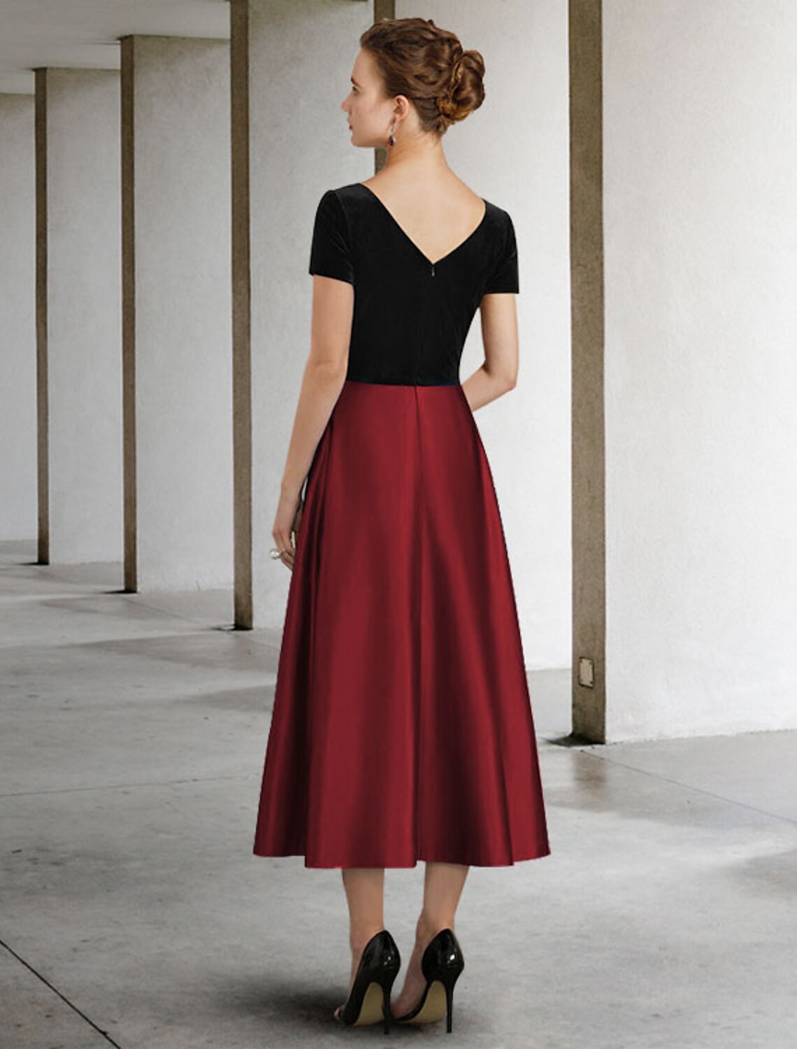 Vestido elegante de madre de la novia, corte A, escote joya, largo hasta la rodilla, satén, terciopelo, manga corta con pliegues, bloques de color