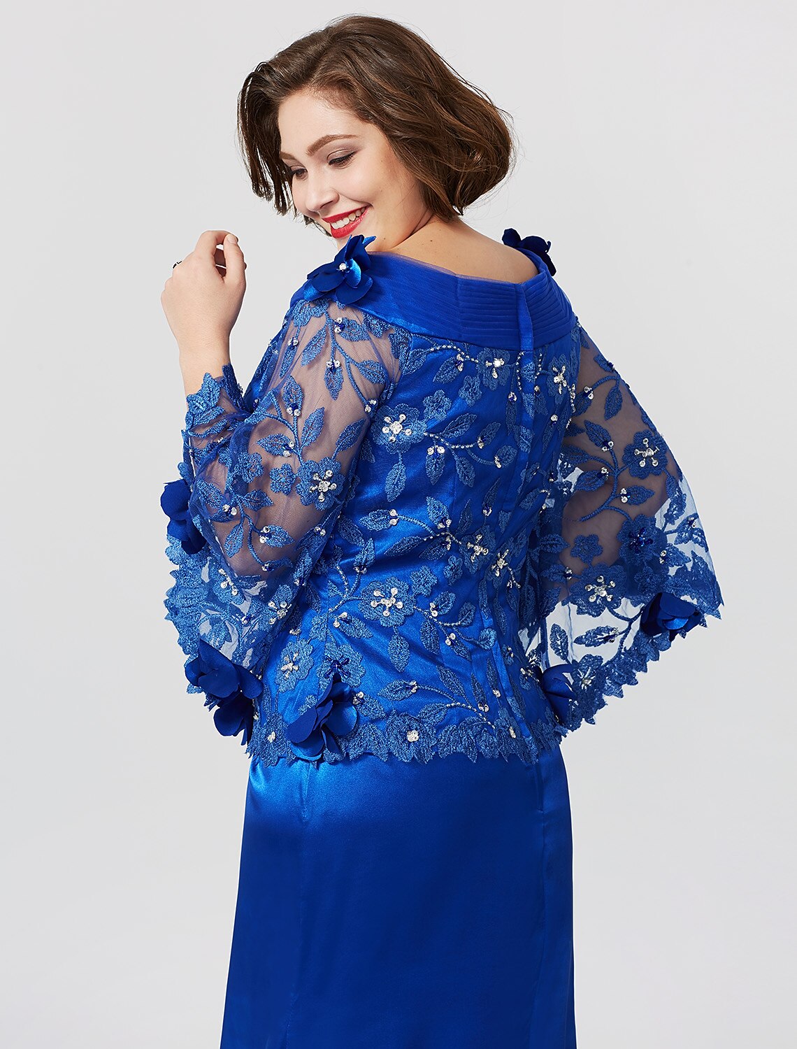 Suknia dla matki panny młodej w kroju syreny / trąbki, formalna, plus size, elegancka, dekolt w łódkę, tren z rozcięciem / szczotką, koronka na szarmezie, długi rękaw, bez plis, falbanki