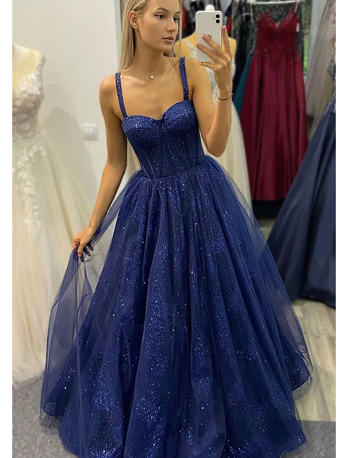 Vestido de fiesta de corte A con brillo y brillo, formal, largo hasta el suelo, sin mangas, escote corazón, tul, espalda descubierta y pliegues brillantes.