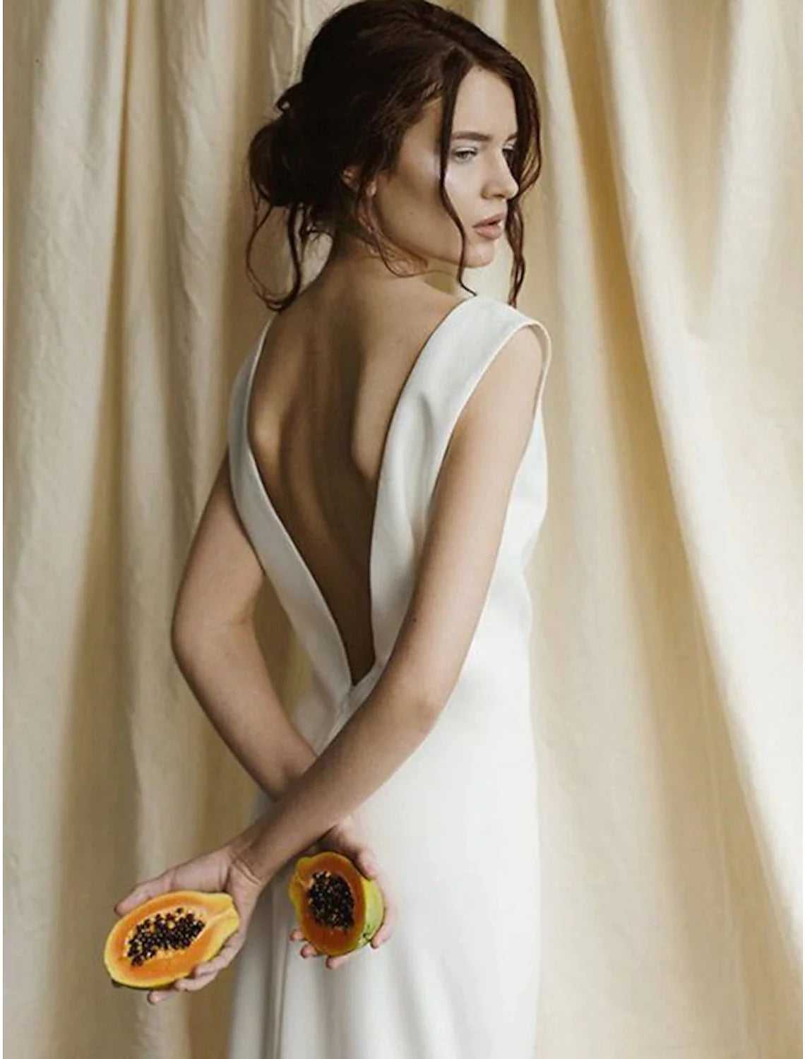 Vestidos de novia informales con espalda abierta y corte tubo/columna, escote redondo, sin mangas, cola larga/cepillo, de satén