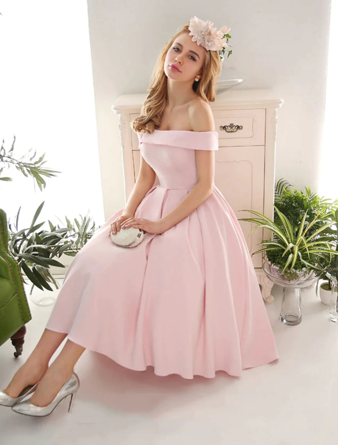 Vestido de cóctel de corte A, estilo vintage, para compromiso, largo hasta la rodilla, sin mangas, hombros descubiertos, tejido elástico con pliegues.