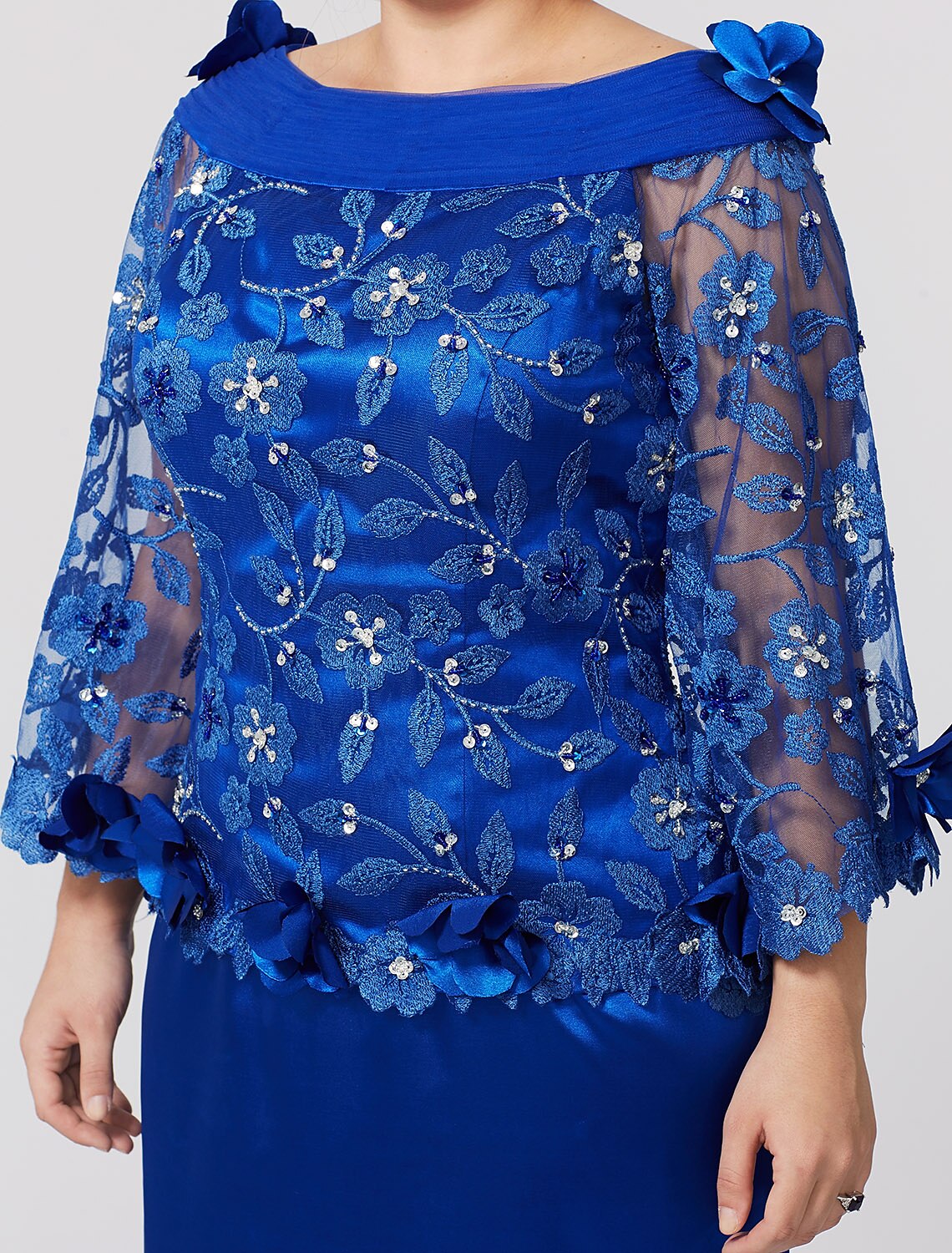 Suknia dla matki panny młodej w kroju syreny / trąbki, formalna, plus size, elegancka, dekolt w łódkę, tren z rozcięciem / szczotką, koronka na szarmezie, długi rękaw, bez plis, falbanki