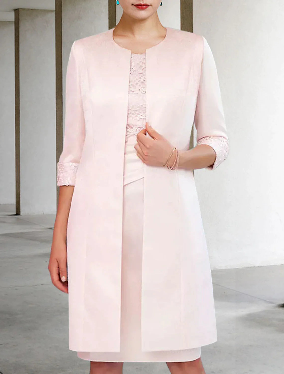 Vestido de madre de la novia de dos piezas, estilo tubo/columna, elegante, estilo iglesia, cuello joya, largo hasta la rodilla, satén, encaje, media manga, chaqueta, vestidos con drapeado lateral.